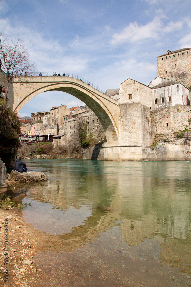 Berühmte Brücke von Mostar - Stari Most mit Fluß Neretva
