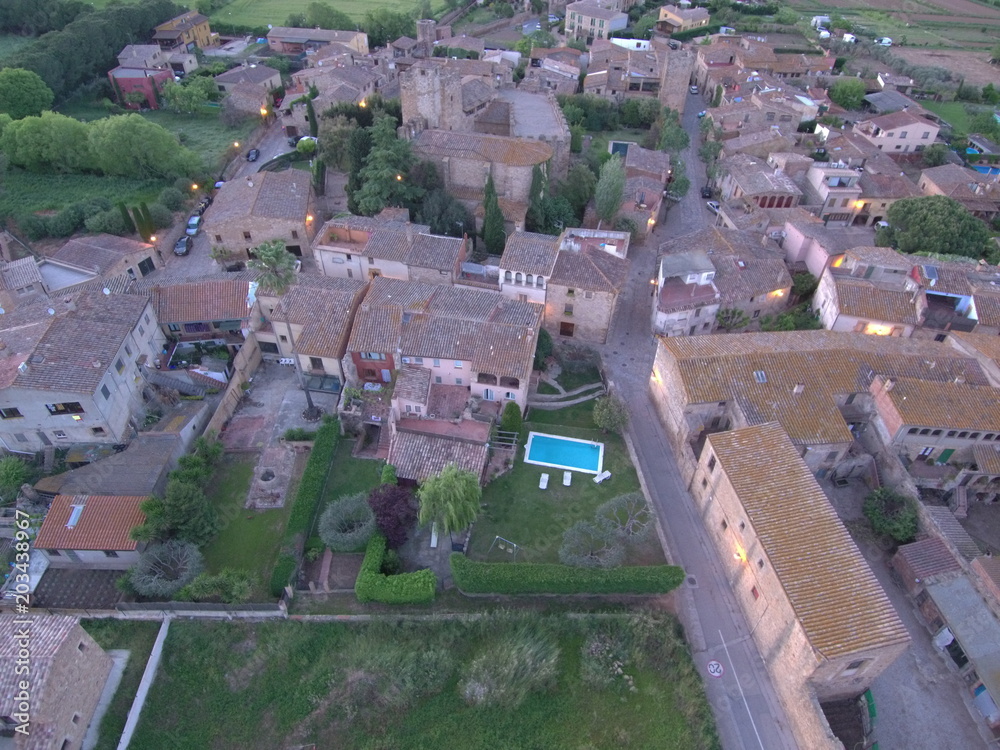 Drone en Vulpellac, pueblo de Emporda  en Gerona, Costa Brava (Cataluña,España). Fotografia aerea con Drone.
