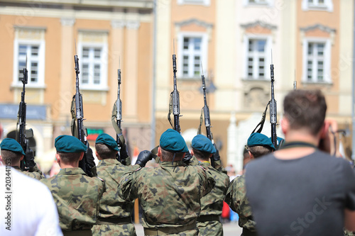 Żołnierze Wojska Polskiego w czasie salby honorowej.