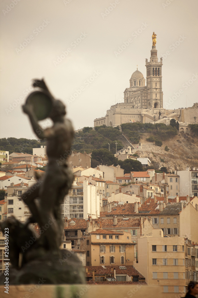 Francia, Marsiglia,la chiesa di Notre Dame de la Garde sulla collina.