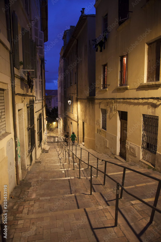 Francia, Marsiglia, la città vecchia di notte.