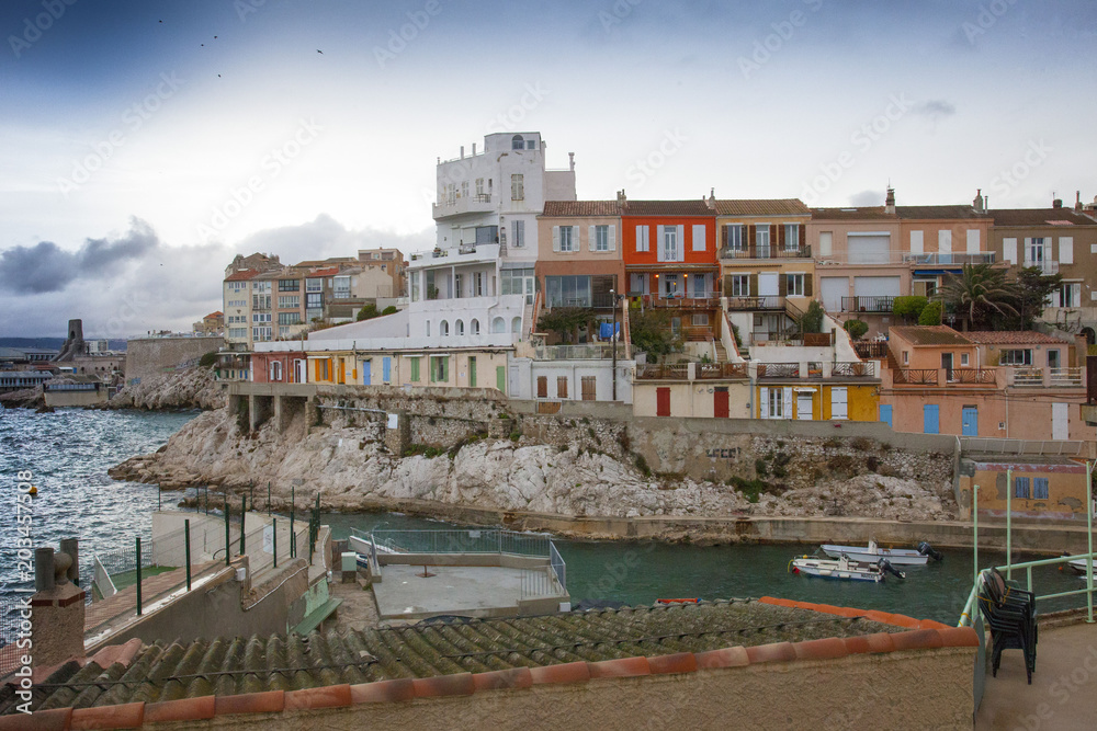 Francia, Marsiglia. La costa con le vecchie case dei pescatori.