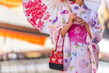 和傘をさす浴衣女性