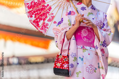 和傘をさす浴衣女性 photo