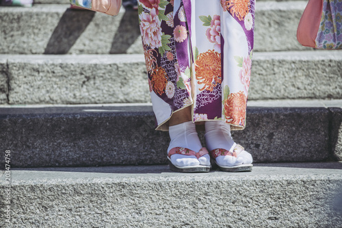 鮮やかな着物をきた女性の姿