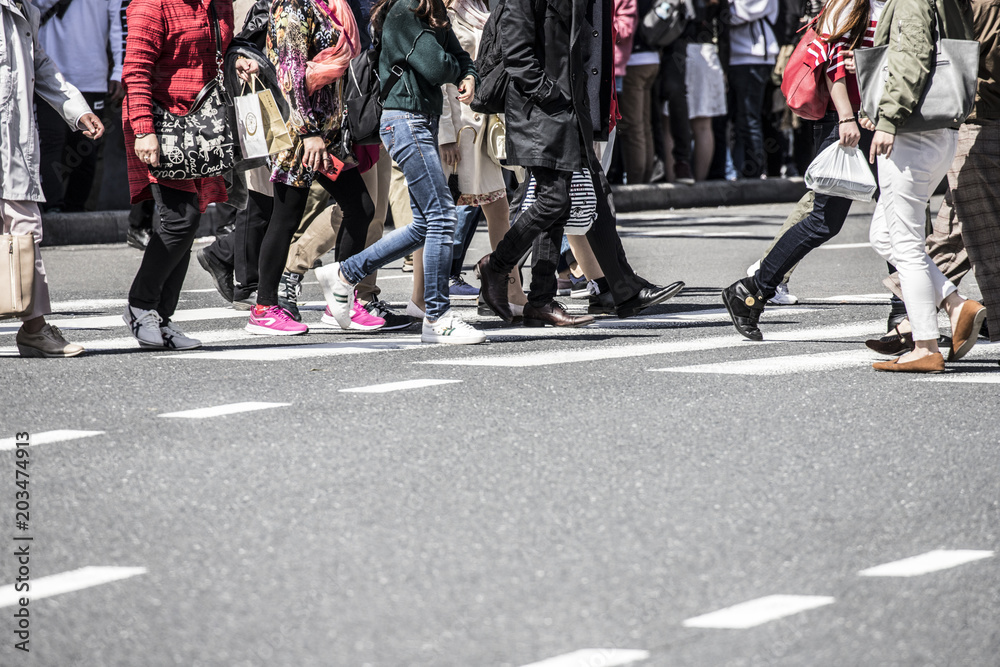 横断歩道を渡る人の足元