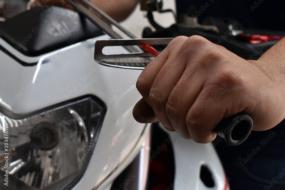 Persona ajustando frenos de motocicleta