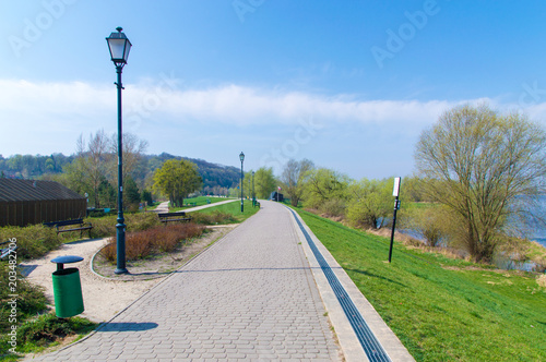 Fotografie Promenade on the Vistula River in Kazimierz Dolny, Poland.
