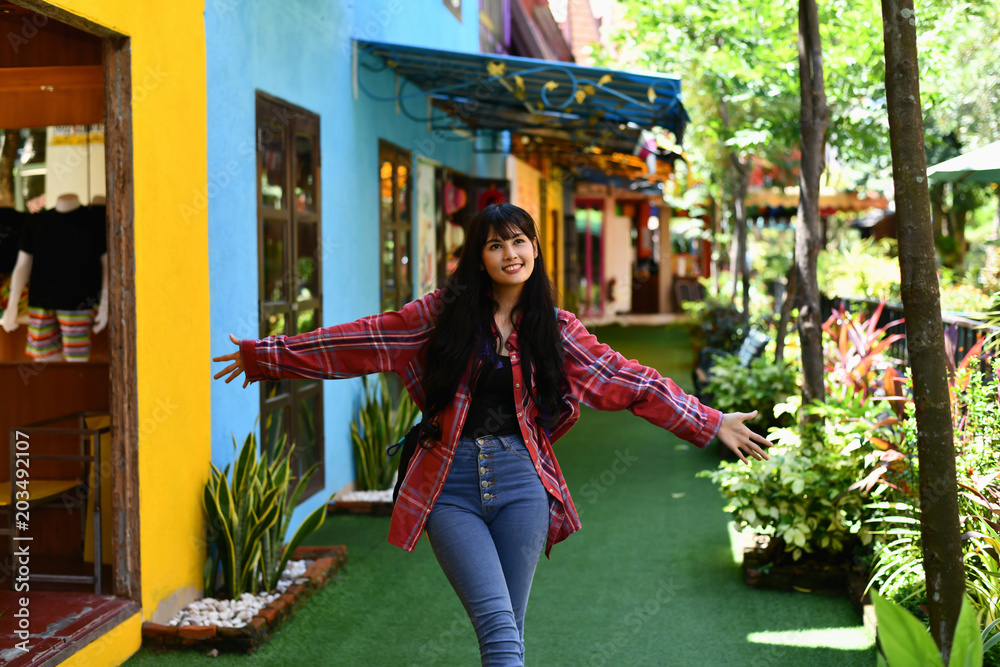 Fototapeta premium Beautiful girls are traveling abroad with fun.