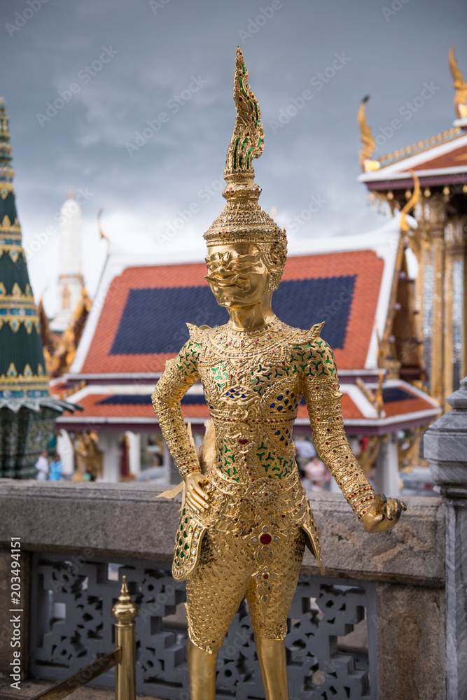 Fototapeta premium Golden statue of Thailand Palace 3