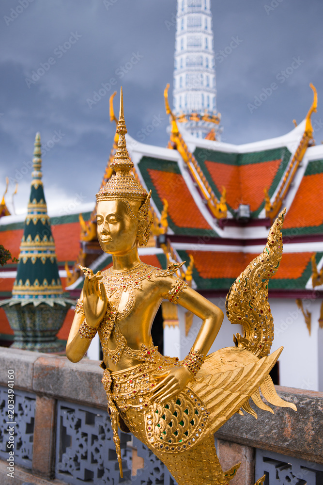 Fototapeta premium Golden statue of Thailand Palace 2