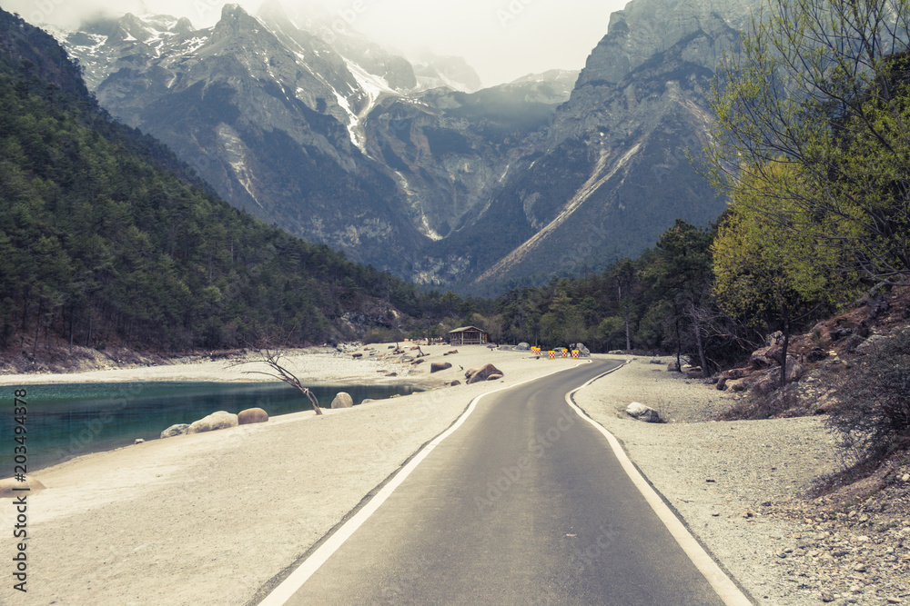 Obraz premium Yulong Snow Mountain Highway in Lijiang, Yunnan, China