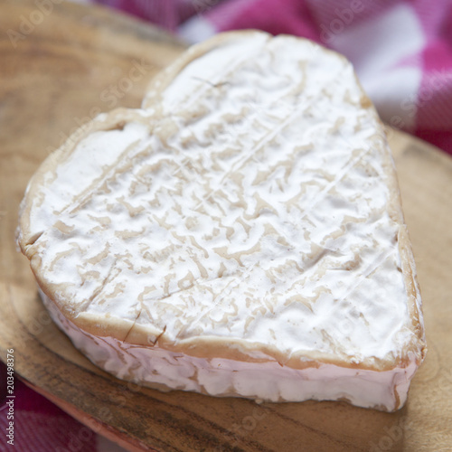 fromage au lait cru en forme de coeur