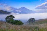 朝霧に覆われた山中湖と富士山、山梨県山中湖村パノラマ台にて