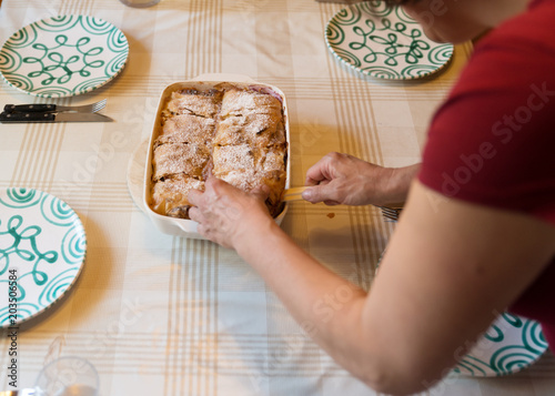 Strudel wird von einer Frau ausgeteilt, Süßspeise, Strudel, Hausmanskost  photo