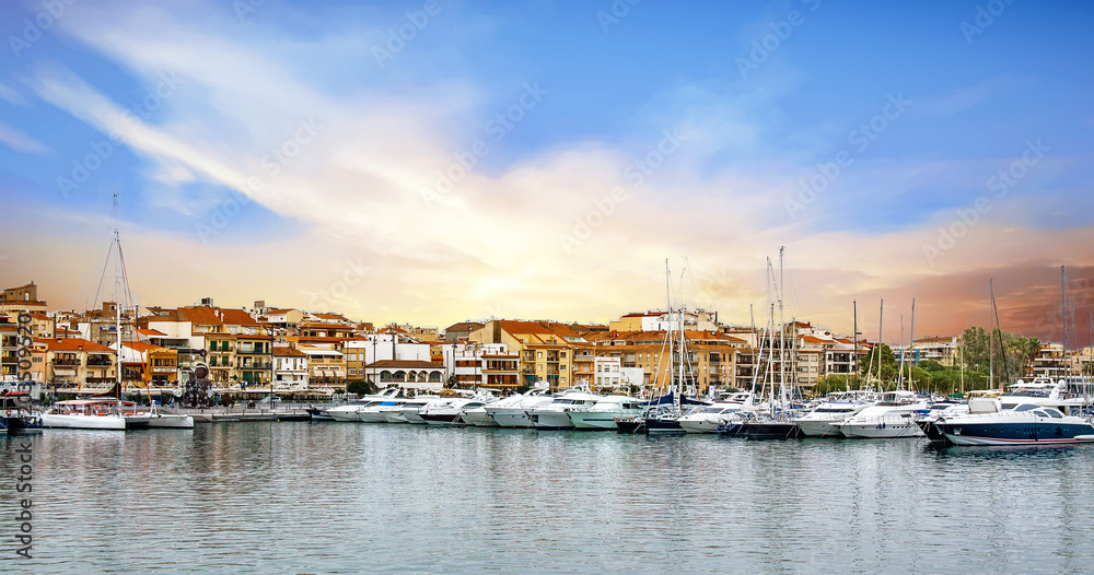 Cambrils. Vue sur le port et le front de mer. Catalogne, Espagne