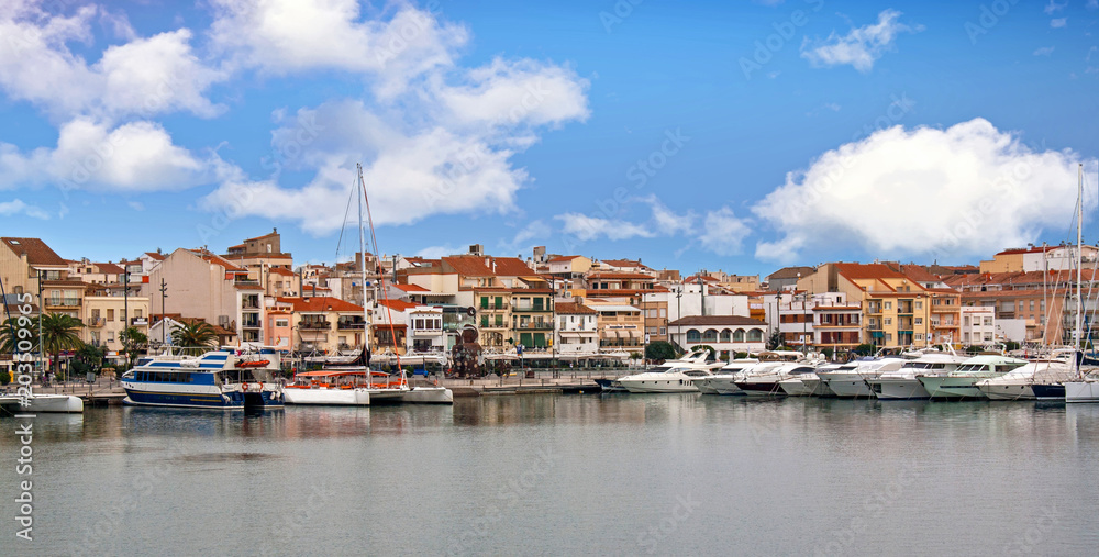 Obraz premium Cambrils. Vue sur le port et le front de mer. Catalogne, Espagne