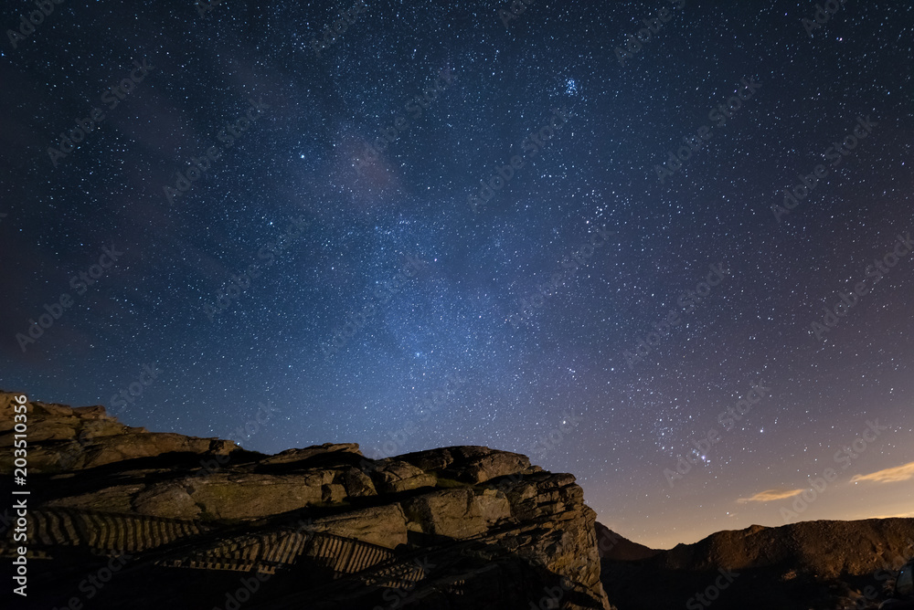 Φωτογραφία Night on the Alps under starry sky and the majestic rocky cliffs on the Italian Alps, with Orion constellation at the horizon