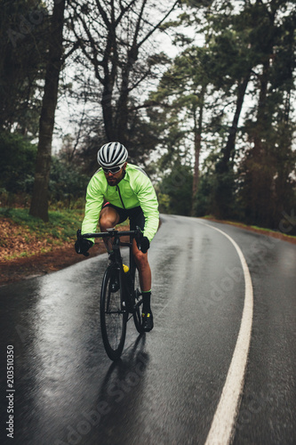 Cyclist training on a rainy day © Jacob Lund