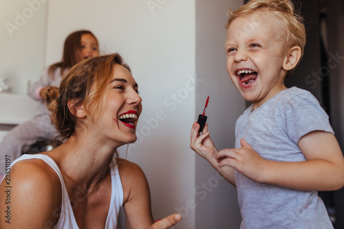 Obraz na płótnie Little boy playing with his mothers makeup
