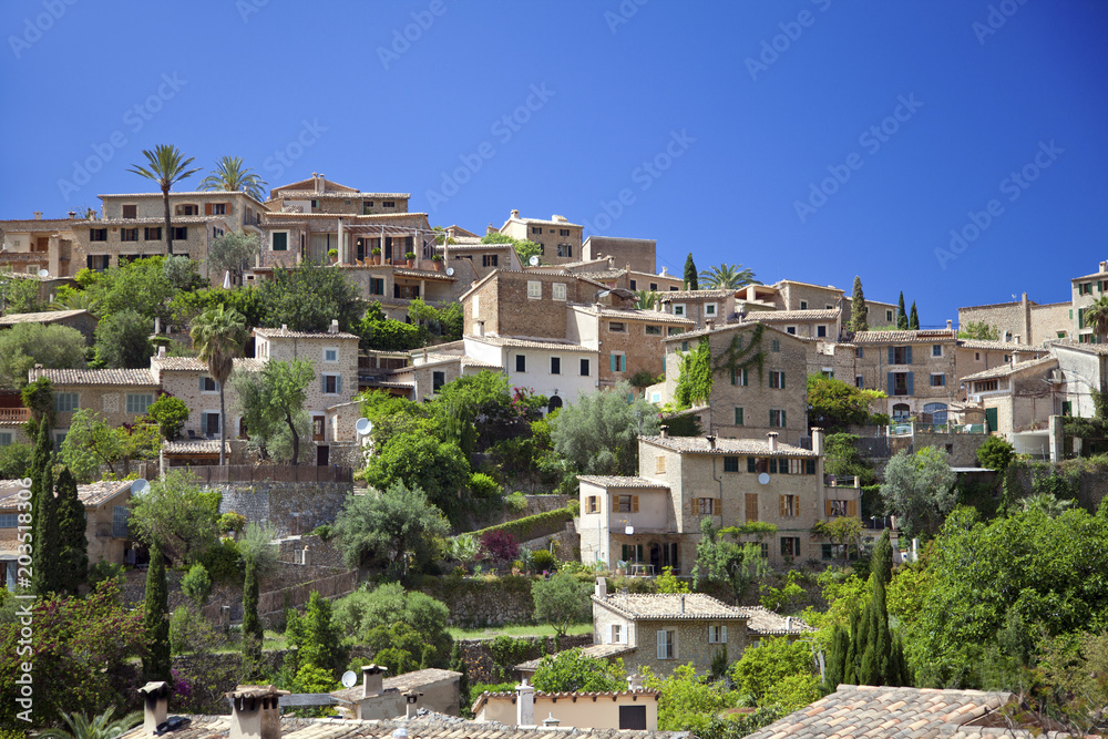 Häuser des Dorfes Deia auf Mallorca