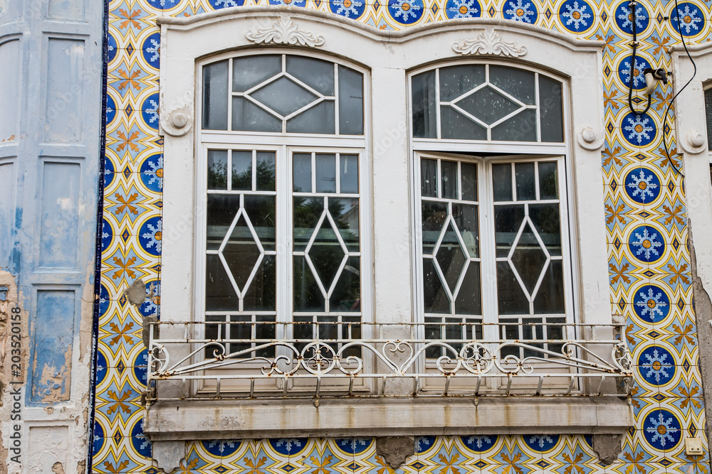 Fototapeta premium historische Fenster mit typischem mosaik in Portugal