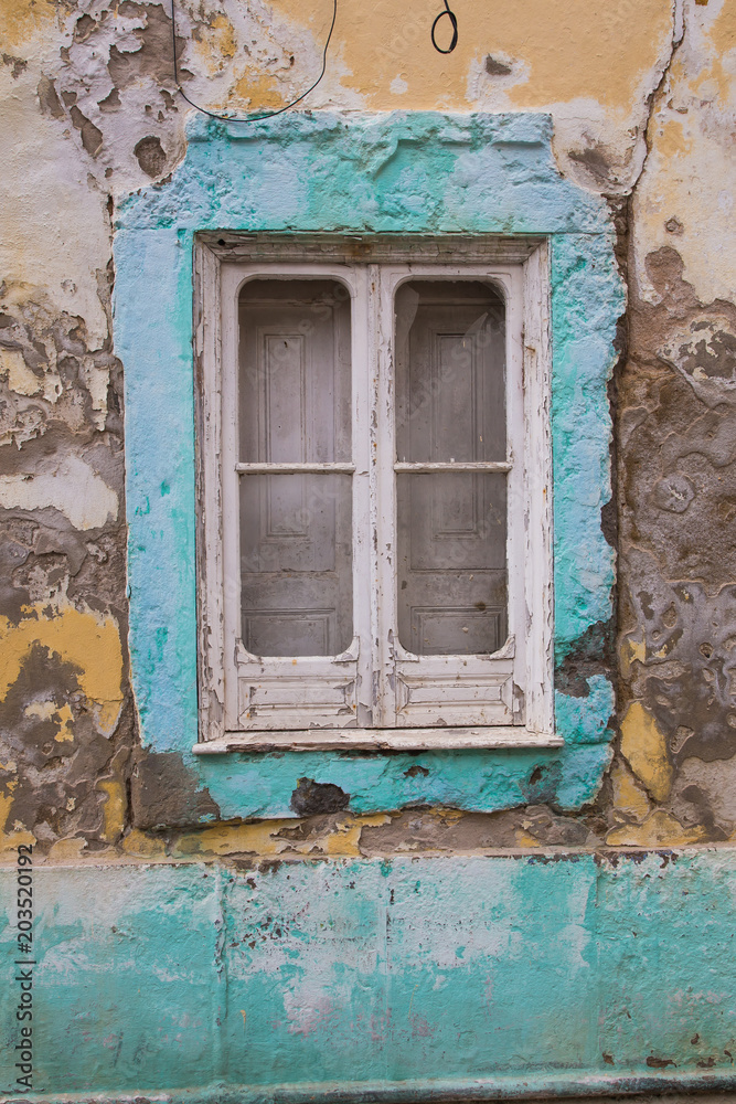 Fototapeta premium historische Fenster mit typischem mosaik in Portugal