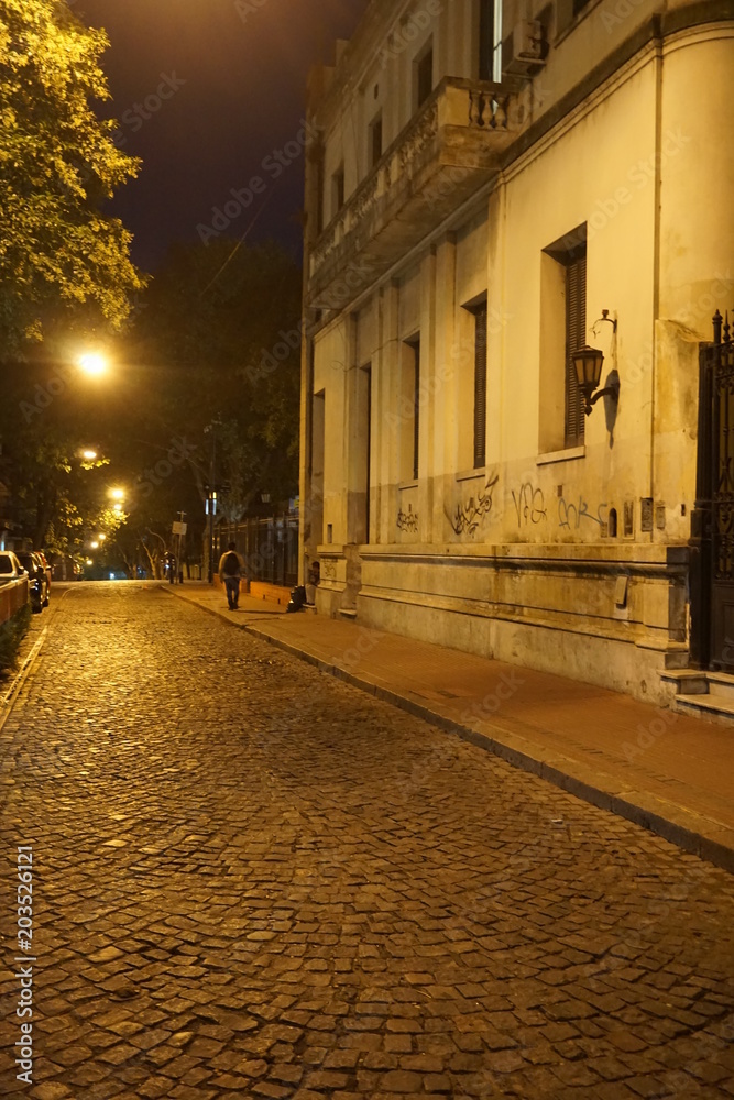Calles de barrio. Fotografía nocturna. Luces calidas. San Telmo. Argentina 