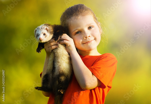 Foto child and ferret in the park