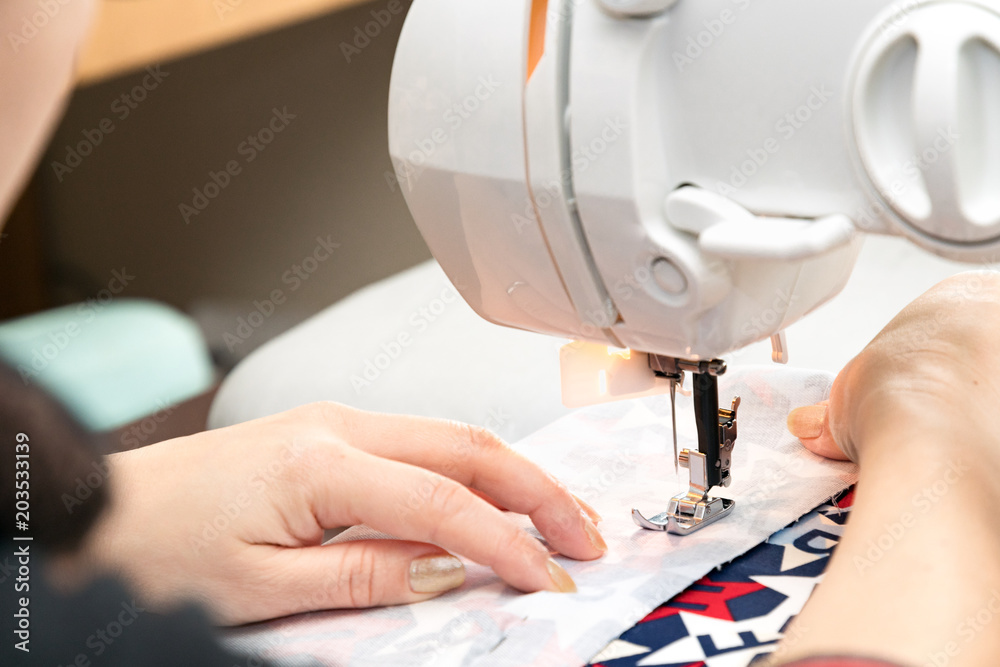 ミシンで布を縫う手元のイメージ