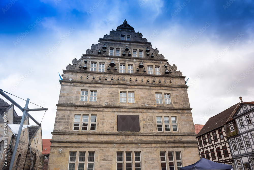 historische Fassede des Hochzeitshauses in Hameln mit Glockenspiel
