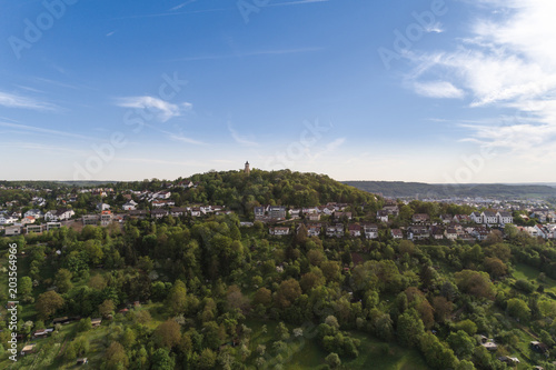 Luftbild mit Blick über Streuobstwiesen auf den Engelberg bei Leonberg