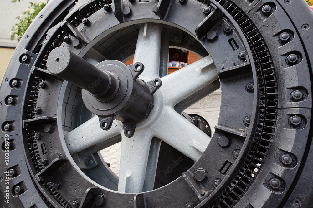 Large metal part of the mechanism w Large metal part of the mechanism w