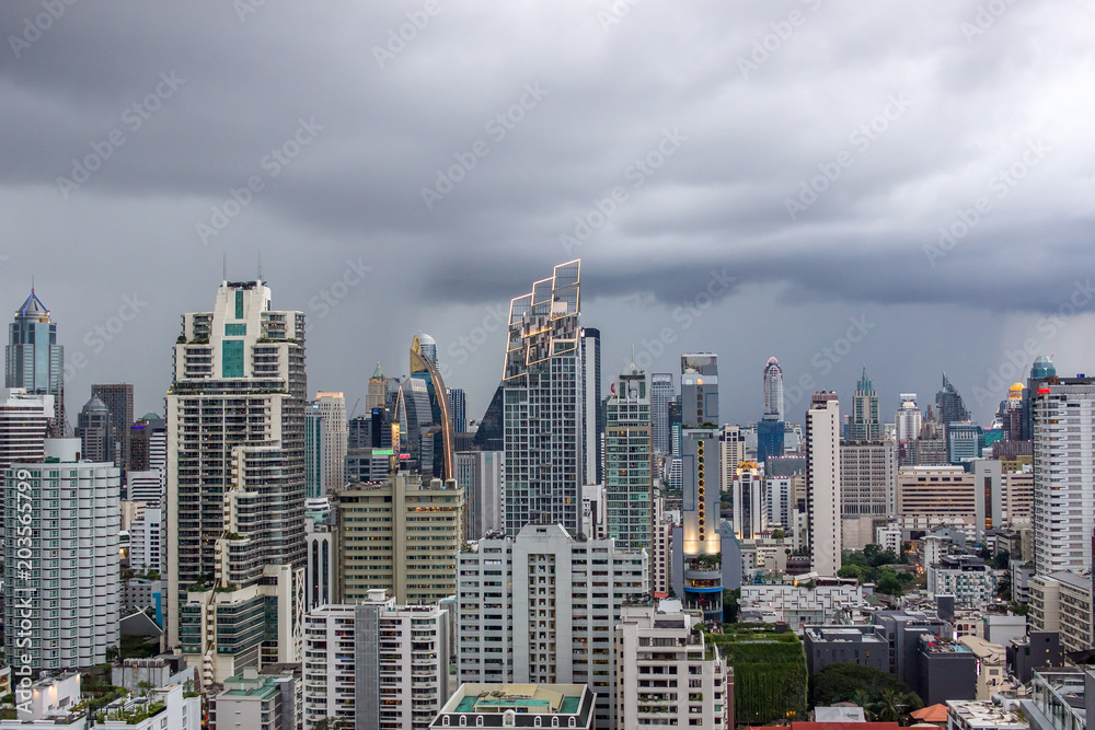 Obraz premium 雨が降る直前のビル郡 都会 遠くのそらの向こうは雨が降っている 夜 夜景 曇り どんより 憂鬱 バンコク 東京 金融街