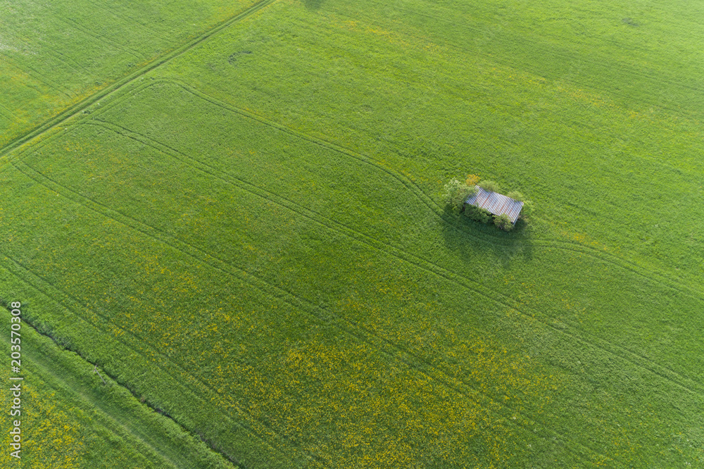 Luftaufnahme mit Blick auf einen Schuppen in der Wiese Luftaufnahme mit Blick auf einen Schuppen in der Wiese