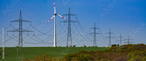 Windkraftanlage am Hochspannungsnetz