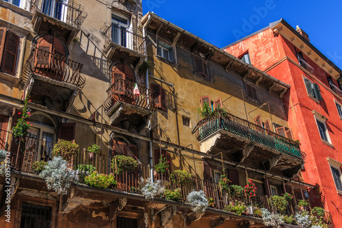mittelalterliches Gebäude im venezianischen Stil, Verona, Italien © Stephan