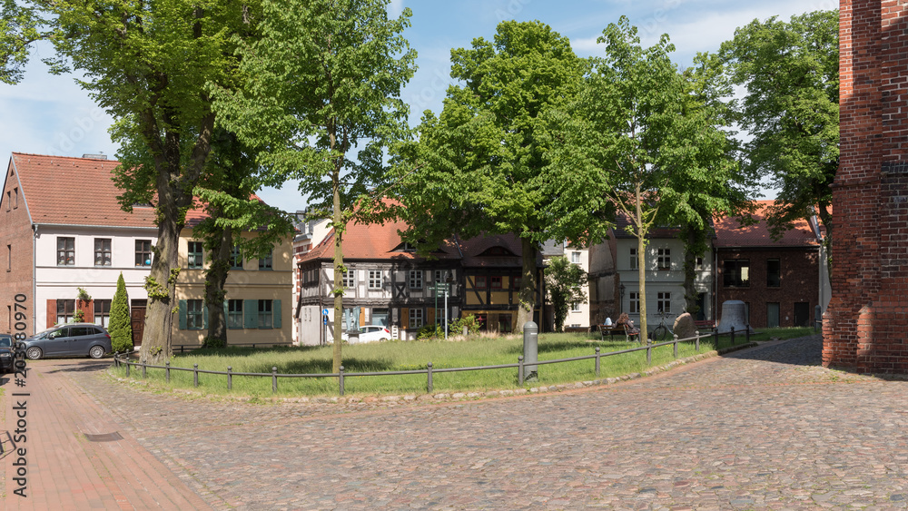 Historische Häuser rund um den Kirchplatz in Rathenow