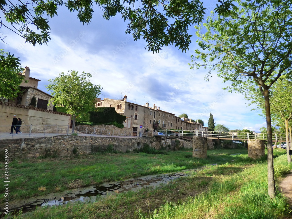 Monells, pueblo del Emporda  en Gerona, Costa Brava (Cataluña,España)