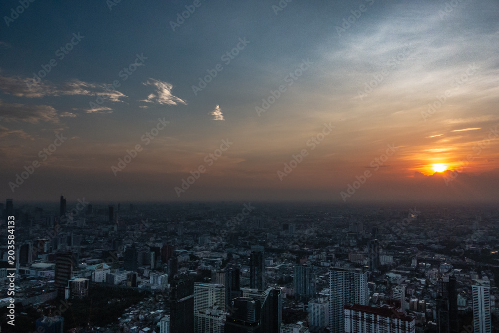 Naklejka premium Bangkok mit untergehender Sonne (Panorama von Aussichtsturm)