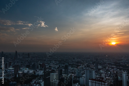 Bangkok mit untergehender Sonne (Panorama von Aussichtsturm)