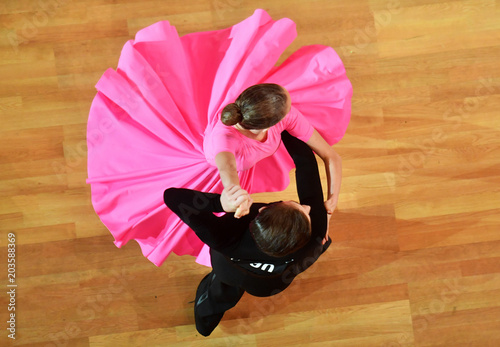 Photo Dancers performing in a competition of ballroom dancing