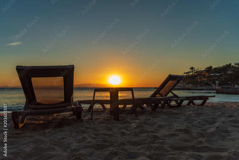 Sonnenuntergang mit Strandutensilien