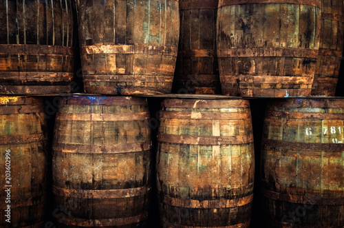 Foto Detail of stacked old wooden whisky barrels