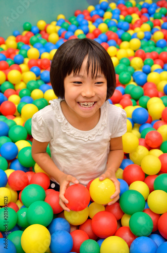 ボールプールで遊ぶ女の子
