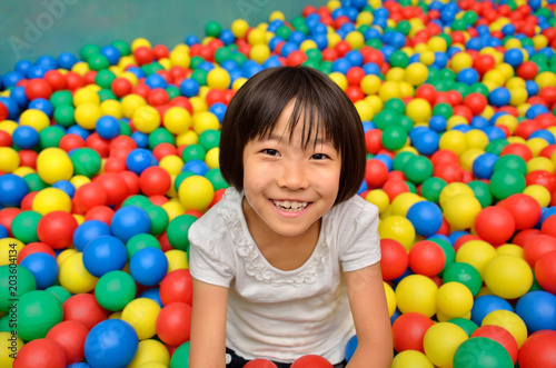 ボールプールで遊ぶ女の子