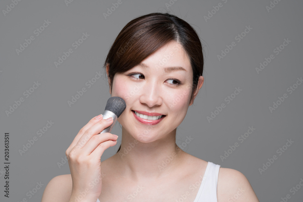 化粧をする女性、ファンデーション、ブラシ