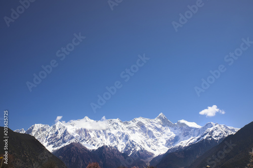 Fototapeta Naklejka Na Ścianę i Meble -  Snow mountain and scenery in Tibet