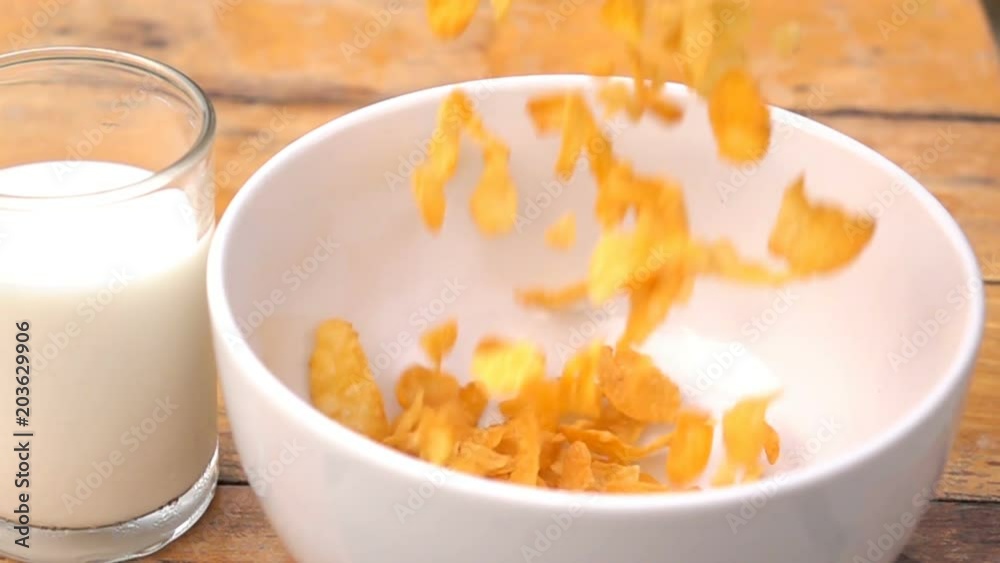 Falling of corn flake in real slow motion (250 FPS) Falling of corn flake in real slow motion (250 FPS)