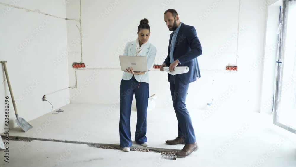 Real estate agent with client talking and checking project on laptop at new home
Real estate agent with client talking and checking project on laptop at new home